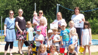 Bild: wlr
Schon das Arbeiten für das Kochbuch machte den Frauen Spaß. Die Verteilung des erwirtschafteten Erlöses, der zugunsten der Kinder verwendet wird bringt gleich noch mehr Freude. Gabriela Bäumler (hinten, rechts) und Theresa Koch (hinten, Zweite von rechts) haben für das Geld schon einen Plan.