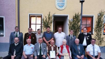 Bild: gz
Den langjährigen Mitgliedern gratulieren Landrat Andreas Meier, Bürgermeister Reiner Gäbl, Gauschützenmeister Stefan Brandmiller und Schützenmeister Alexander Schmucker mit Vertreter Brenner im Namen des Vereinsgremiums.