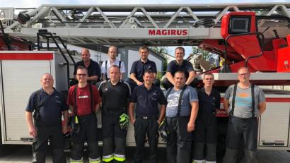 Bild: Feuerwehr Sulzbach-Rosenberg
Zehn Männer der Feuerwehr Sulzbach-Rosenberg nehmen am Ausbildungsseminar für Drehleitermaschinisten teil. Thomas Kulacs (Zweiter von links) steht dafür als Referent zur Verfügung.