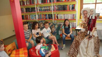 Bild: frd
Bevor Lesepatin Anna Waldherr, die sich den Kindern in ihrer Festspielbekleidung präsentierte, aus dem Büchlein „Ich bin der Doktor Eisenbarth“ vorlas, sind die Kinder von der Eisenbart-Puppe per Handschlag begrüßt worden.