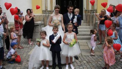 Bild: wro
Die Hochzeitsglocken von St. Jakob läuteten für Jasmin und Johannes Grillmeier, die zusammen mit Söhnchen David vor der Kirchentüre von Freunden erwartet wurden. Begleitet wurden sie von Pia, Ludwig und Lina (von rechts).