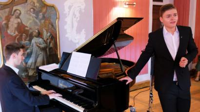 Bild: do
Eine Kostprobe ihres Könnens bieten zwei aufstrebende junge Musiker, die ihr musikalisches Rüstzeug in der Talentschmiede der Regensburger Domspatzen erhielten. In Speinshart beeindrucken Tenor Leon Dreher und Alexander Feih am Klavier mit Liedern der deutschen Romantik