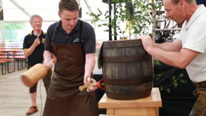 Bild: njn
Metallbauermeister Peter Götzl übernahm den Bieranstich. Mit auf dem Bild Markus Lernbecher (rechts) von der Jacob-Brauerei und TSV-Vorsitzender Bernhard Reis (links).