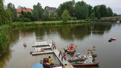 Bild: exb
Beim „cooltour-Sommer“ war auch der Schiffsmodellbauclub Weiden dabei. Erstmalig kam eine große modulbasierte beleuchtete Hafenanlage ins Wasser, die Dreh- und Angelpunkt der Vorführungen war.