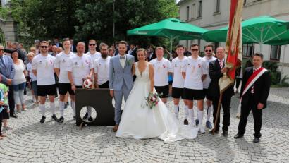Bild: bsc
Christian und Anna Härtl (Bildmitte) schlossen in der Friedenfelser Pfarrkirche den Bund fürs Leben. Der TSV Friedenfels, in dem beide Mitglied sind, hatte nach dem Verlassen der Kirche für das frisch vermählte Paar einige sportliche Hürden vorbereitet. Mit Bravour meisterte das Paar die gestellten Aufgaben.