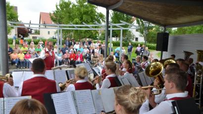 Bild: dob
30 junge Musikanten geben einen wunderbaren Klangkörper ab, der die Zuhörer bei der Serenade im Generationenpark begeisterte.