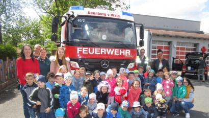 Bild: exb
Den Mädchen und Buben gefiel der Tag mit den Feuerwehr-Kommandanten, die zu Besuch in den Kindergarten kamen.