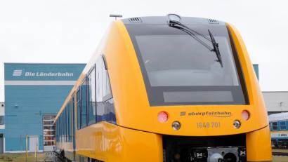 Archivbild: Huber
Ausgebremst wird ein solcher Triebwagen der Oberpfalzbahn.
