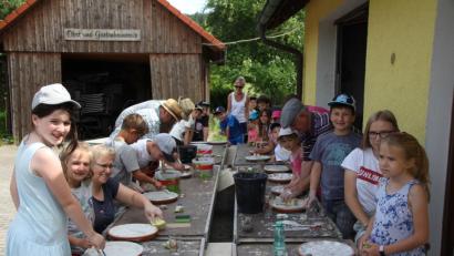 Bild: frd
Die Kinder bauten mit Eifer Vogeltränken, womit sie die Vögel in den heimischen Garten holen und ihnen beim Trinken und Baden zusehen können.