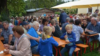 Bild: jr
Viel Trubel herrschte beim großen Kapplfest am Sonntag. Nach den drei Sonntagsgottesdiensten genoss der Großteil der Kirchgänger die kulinarischen Genüsse im Biergarten. Die Besucher ließen es sich bei bestem Wetter gut gehen.