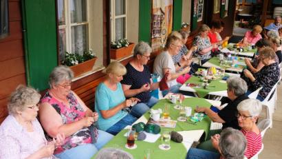 Bild: do
Am Tag der Handarbeit demonstrieren 24 "Künstlerinnen" im Gasthaus "Waldeslust" in Süßenweiher bei Speinshart ihr Geschick beim Stricken und Häkeln für einen guten Zweck.