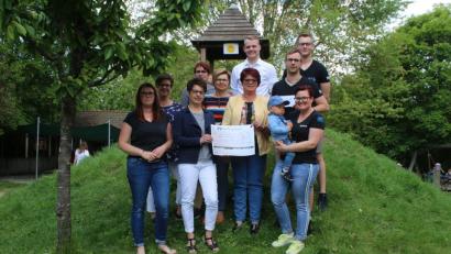 Bild: sne
Das "Kunterbunt"-Team, bestehend aus Yvonne Rothmaier, Susanne Schildbach (von links), Andrea Seidler (vorne) und Ines Gutt, nehmen eine 400-Euro-Spende von Frauen-Union und Junger Union entgegen.