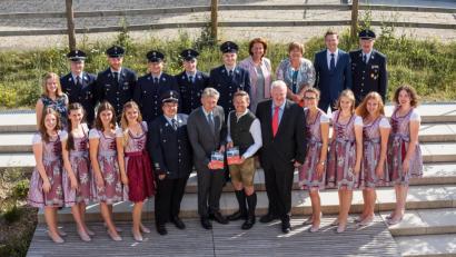 Bild: flt
Umrahmt von den Festdamen konnten Fördervereinsvorsitzender Reinald Roderer und Feuerwehrvorstand Florian Trißl die ersten Exemplare der Festschrift an Schirmherrn Tobias Reiß und Ehrenschirmherrn Lothar Müller übergeben. Zu dieser Feierstunde waren auch die Festdamen, die Redaktion der Festschrift unter der Leitung von Wilhelm Horn und ein Teil des Festausschusses dabei.