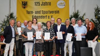 Bild: njn
TSV-Vorsitzender Bernhard Reis (links) sowie (von rechts), zweite Vorsitzende Alexandra Gmeiner und der Vizepräsident des Bayerischen Landessportverbandes Peter Rzytki nahmen die Ehrungen vor. Für 50 Jahre wurden ausgezeichnet (von links) Magdalena und Rudi Linkel, Rita Schreiber, Ulrike Scholz, Hilde Kohr, Marie-Luise Schraml, Herbert Stattnik, Bürgermeister Hans Donko, Manuela Donko, Edgar Forster, und Eduard Bauer.