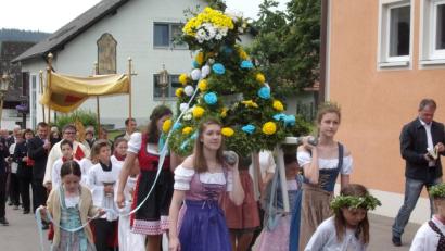 Bild: bnr
Ein besonderer Blickfang sind alle Jahre die geschmückten Heiligenfiguren, die in der eucharistischen Prozession mitgetragen werden.