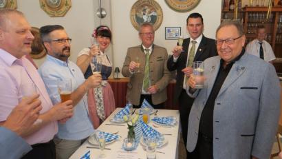 Bild: Hirsch
Jan Picka, Vladimir Vlecek, Susanne und Andreas Feller und Landrat Thomas Ebeling (von links) ließen Ernst Schober (rechts) zum 70. Geburtstag hochleben.