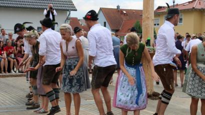 Bild: kar
Von der Polka bis zum Plattler: Die Kirwapaare zeigten ihr Können.