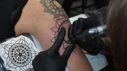Bild: lue
Präzise geht Tätowiererin Katja jede Linie und jeden Punkt an. Sie verewigt ein Mandala auf dem rechten Oberarm einer Kundin im "Creation of Art" Tattoo-Studio in Erbendorf.