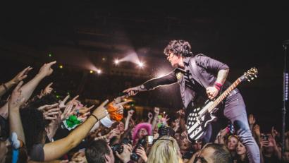 Bild: Myles Wright/ZUMA Wire/dpa
Billie Joe Armstrong und seine Band Green Day geben in Sheffield, Großbritannien, ein Konzert.