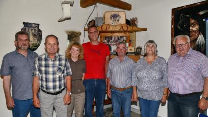 Bild: bey
Der letzte Vorstand des Schnupferclubs Parkstein. Die Mitglieder haben einstimmig die Auflösung des Vereins beschlossen.