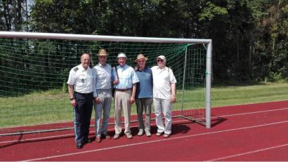 Bild: exb
Das Bild entstand auf dem Sportplatz und zeigt (von links) Polizeioberrat Helmar Termer, Walter Denk, Harald Dippel, Wilhelm Jakob und Max Grillenbeck.