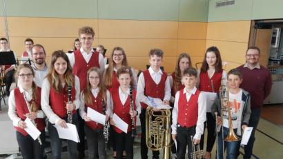 Bild: mof
Die ausgezeichneten Junior-Musiker der Blaskapelle Ammerthal, vorne von links; Anna Bär (Querflöte), Lena Klatzl, Christine Schleicher, Emilie Reiser (alle Klarinette), Kilian Ludwig (Trompete), Bastian Haller (Posaune), hinten von links: Manuel Jung (Dirigent), Laurenz Fischer, Isabella Schwarz (beide Nachwuchssprecher), Tizian Stein (Tuba), Celina Jahn, Lena Ibler (beide Querflöte) und Daniel Haller.