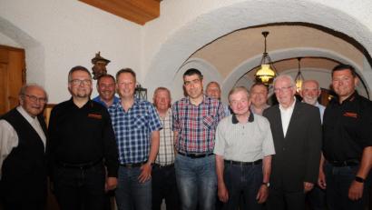 Bild: bey
Präses Pater Reinhold Schmitt (links) und Bürgermeister Rainer Rewitzer (rechts) wünschen Vorsitzendem und Kassier Thomas Müllner, zweitem Vorsitzenden Stefan Kabitschke, Schriftführer Michael Giehl, Fähnrich Josef, Beisitzer Albert Müllner (vorne, von links) sowie den Beisitzern Hans Rewitzer, Johann Rewitzer, Xaver Gallitzendörfer, Josef Preßl und Lothar Baier (hinten, von links) erfolgreiche Arbeit.