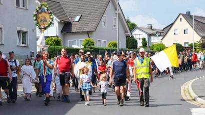 Bild: ü
Singend und betend kehren die Gößweinstein-Wallfahrer nach Kirchenthumbach zurück.