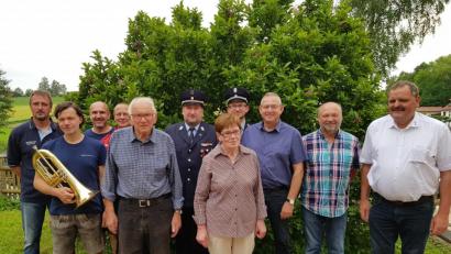 Bild: rdh
Heiner Schicker feierte seinen 80. Geburtstag. Im Bild der Jubilar mit den Gratulanten (von links): Uwe Franz, Stefan Heldwein, Alexander Franz (alle drei Blaskapelle), Gerald Helm (VfB), Heinrich Schicker, Roland Heldwein (Feuerwehr), Anneliese Schicker, Philipp Sertl (Feuerwehr), Bernd Schwamberger, Josef Hecht (beide OWV) und Zweiter Bürgermeister Michael Schedl.