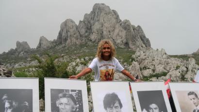 Bild: Kunz
Hella Brice vor der Kulisse des Tulove Grede in Kroatien mit Portraits ihres Mannes.
