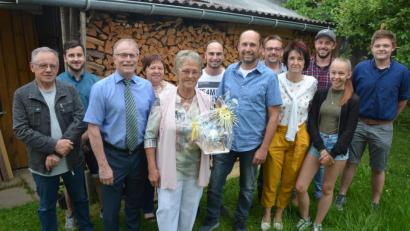 Bild: jr
Jubilarin Maria Ernst (Fünfte von links) erhielt Glückwünsche unter anderem von Bruder Max, Neffe Michael, Bürgermeister Max Bindl, Schwester Sieglinde, Enkel Manuel, Sohn Harald, Bruder Siegfried, Schwägerin Elvira, Neffe Sebastian, Nichte Sofia und Neffe Maximilian (von links).