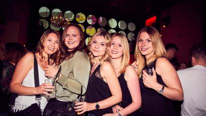 Bild: exb
Heiße Beats, volle Tanzfläche. Der Casino Saal in Amberg bebt, denn: Hunderte Feiernde driften durch die 2000er.
