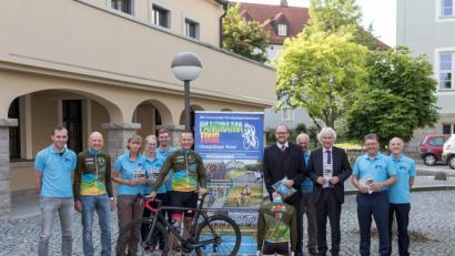 Bild: dtr
Concordia-Vorsitzender Heinz Uhl (Zweiter von rechts), die Sponsoren Walter Frank von Glabor (Sechster von links) und Bernd Büsching von der Kewog (Zweiter von links) freuen sich zusammen mit den Landräten Wolfgang Lippert (Dritter von rechts) und Andreas Meier (Fünfter von rechts) sowie den weiteren Verantwortlichen der Concordia Windischeschenbach auf die Neuauflage der Panorama-Tour.