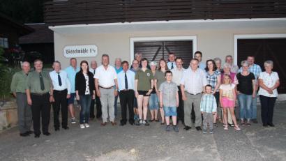 Bild: pi
Albert Mäckl (eingerahmt von seinen Enkeln) genießt die Feier zum 70. Geburtstag.