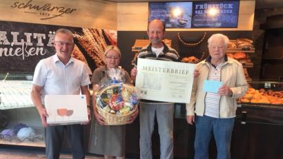Bild: is
Dem Jubilar Hermann Schwärzer (Zweiter von rechts) gratulieren neben seiner Ehefrau Margot auch Walter Beer (links) von der Bäko Weiden sowie 
 Ehrenobermeister Alois Spitzer.