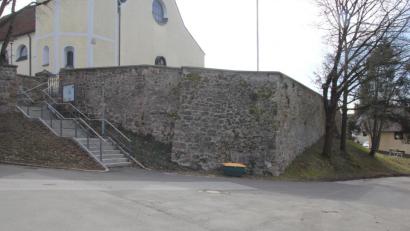 Bild: ral
Die Kirchenstiftung Schmidgaden saniert die Kirchenmauer.