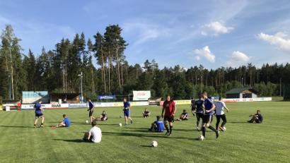Bild: fle
Der neue Co-Trainer Daniel Rohr (rotes Oberteil) leitete am Montagabend das Auftakttraining des Landesliga-Absteigers SV Etzenricht.