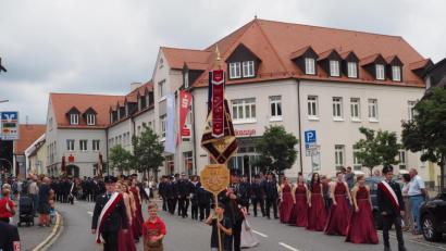 Bild: krb
108 Gruppen ziehen mit dem Festzug durch Neustadt.