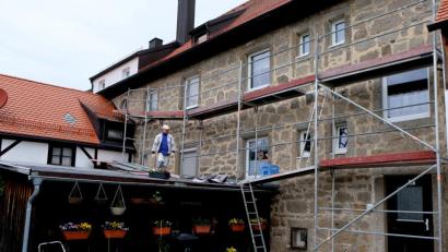 Bild: le
Die Fassaden in der Eigenheimsiedlung werden instandgesetzt.