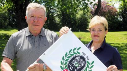 Bild: lst
GLC-Präsident Harald Thies (links), seit 28 Jahren selbst Golfer und seit 1990 Mitglied in Schmidmühlen, und seine Frau Paula (rechts) freuen sich auf das 50-jährige Jubiläum.