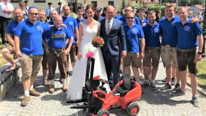 Bild: cro
Der Burschenverein mit dem frisch vermählten Brautpaar Julia und Maximilian Üblacker. Nach bestandener Gabelstaplerprüfung wird der Bräutigam und ehemalige Deutsche Meister im Staplerfahren zum Ehrenvorsitzenden des Burschenvereins ernannt.