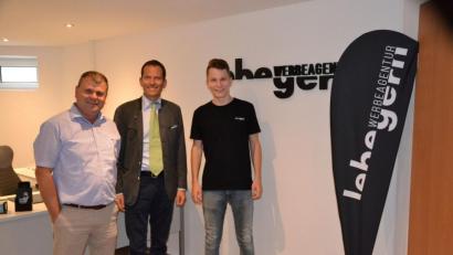 Bild: Lowak
Bürgermeister Karlheinz Budnik (von links) und Bundestagsabgeordneter Albert Rupprecht gratulieren Thomas Lebegern zum Bundessieg im Leistungswettbewerb des Deutschen Handwerks als Mediengestalter.