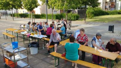 Bild: exb
Offene Gesellschaft: Im Stockerhutpark sind auch Spaziergänger an der Tafel gern gesehen.
