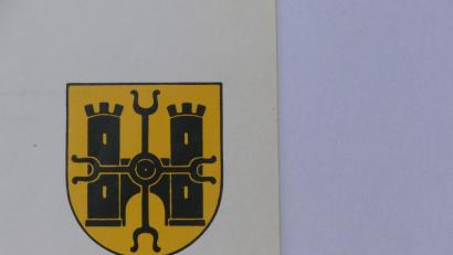 Bild: rn
Die Symbolik des Wappens der Gemeinde Eschenbach verweist auf die Stammburg der Freiherrn von Eschenbach an der militärisch und wirtschaftlich sehr günstigen Lage in der Nähe des Zusammenflusses von Rotbach und Reuss.