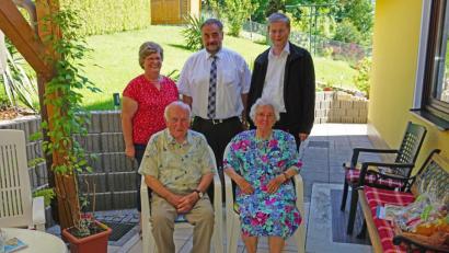 Bild: rmg
Ein schattiges Plätzchen beim 85. Geburtstag. Vordere Reihe: Jubilarin Margareta Rom neben ihrem Mann Andreas. Hintere Reihe von links: Gerlinde Müller, Bürgermeister Josef Beimler, Pfarrer Norbert Götz.