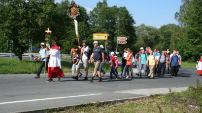 Bild: gpa
Nach dem letzten Halt am Dreifaltigkeitsbildstock biegen die Wallfahrer zur letzten Etappe des Pilgerweges in Richtung Bergkirche auf die Hauptstraße am "Fledermühlberg" ein.