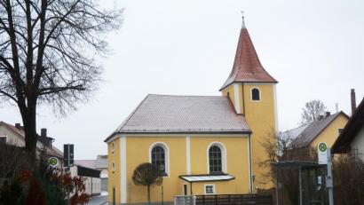 Bild: Gabi Schönberger
Die St.-Barbara-Kirche bleibt gesperrt, alle Gottesdienste finden bis auf weiteres in der Pfarrkirche in Michldorf statt.