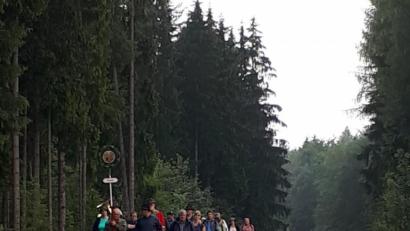 Bild: soj
Bild zeigt die Pilger auf dem Weg zum Armesberg