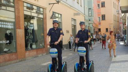 Bild: gib
Markus Reitmeier und Tanja Nuß auf Segway-Streife in der Gesandtenstraße.