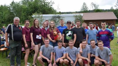 Bild: bnr
Der "Pfreimder Bauwong" (vorne kniend) gewann das diesjährige Fischerstechen. Platz zwei belegte der "Frauenclub Stein" und den dritten Platz sicherte sich "Team Sexy Weihern". Die ausgelobte Siegprämie überreichten Kommandant Karl Striegl (links) und Vorstand Christoph Striegl (Mitte).